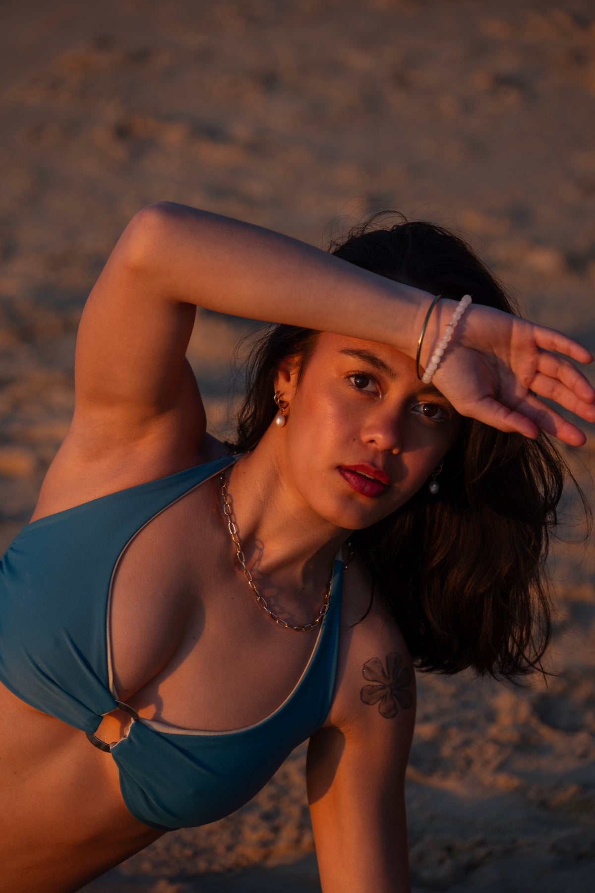 Haut brassière réversible Arca, coloris Argi & Zeru : portée sur la plage – PINUA